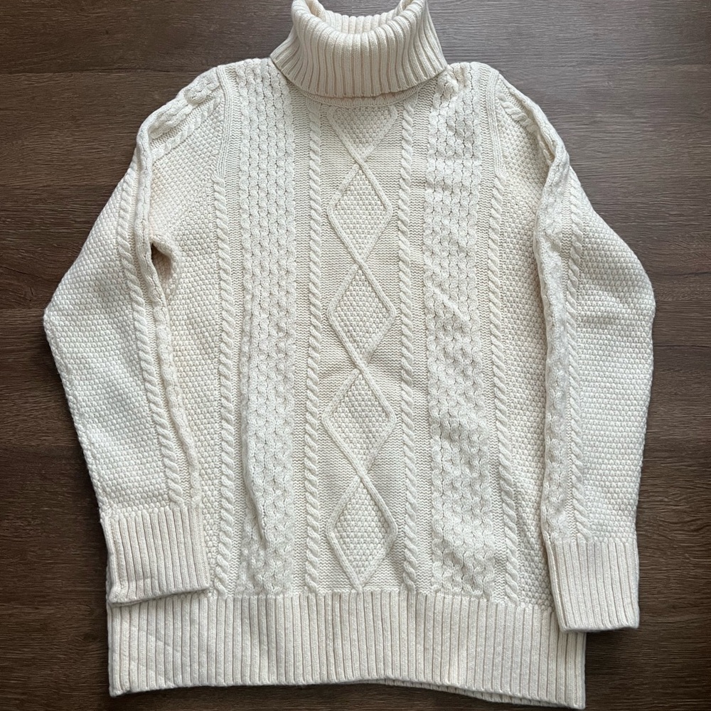 Women’s LL Bean Merino Wool Cable Knit Turtle Neck sweater. Size Large